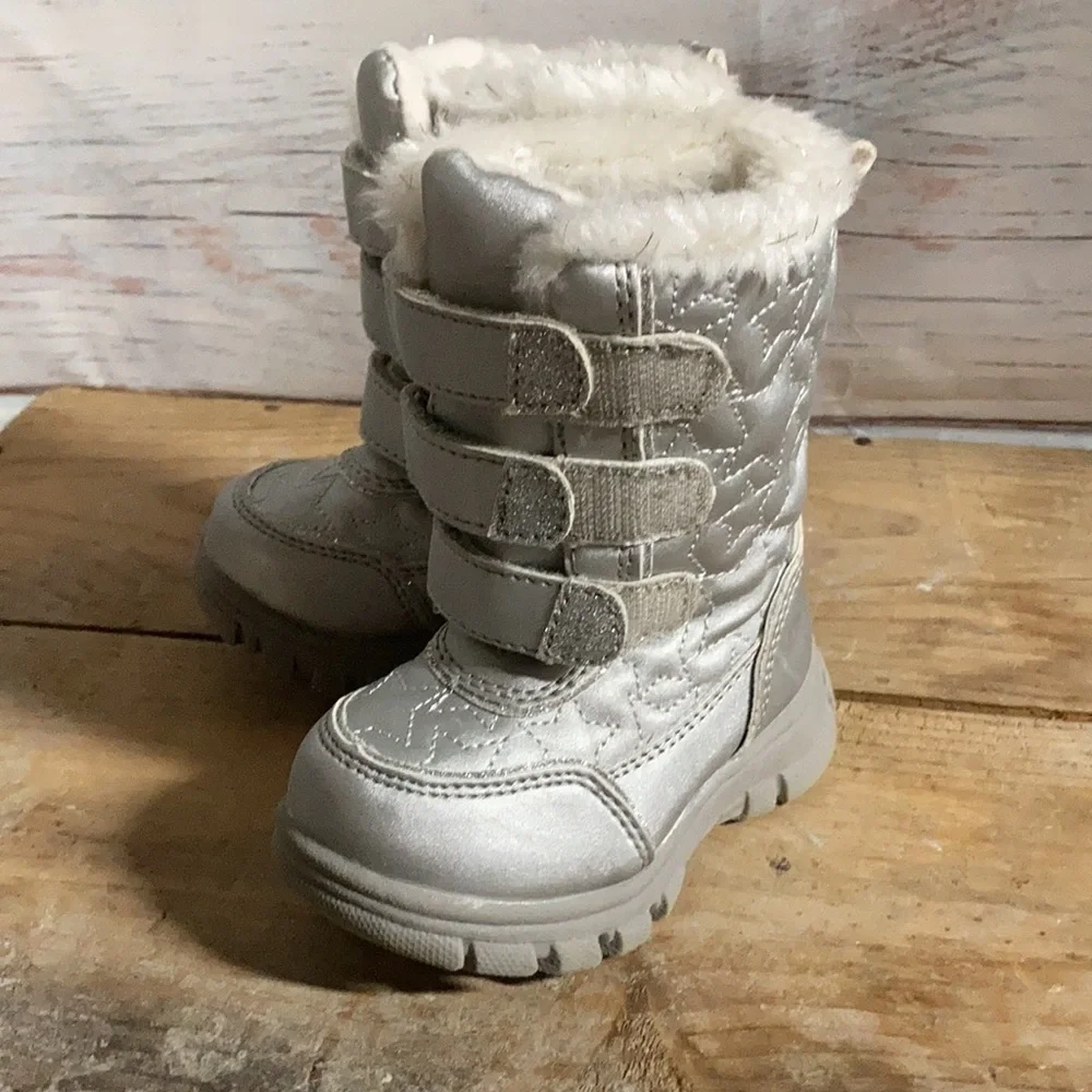 Little Size 5 winter snow boot by The Children’s Place. Silver sparkle. …